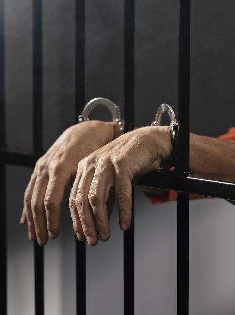 close-up-disponivel-usando-algemas-na-prisao