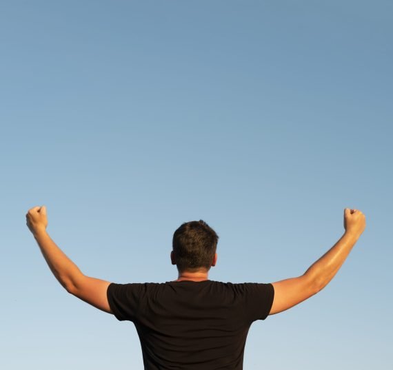 jovem-olhando-para-o-ceu